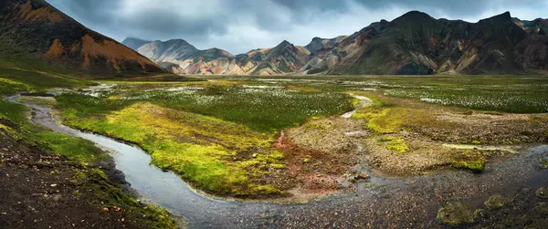 アイスランドのランドマラガーシュ近くの川とカラフルなリゾライト山のパノラマ ストック画像