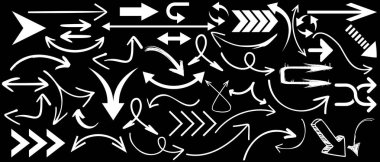 Ok vektör kümesi, el çizimi siyah arkaplan üzerine beyaz simgeler, tasarım için mükemmel, illüstrasyon, yön, navigasyon, karalama projeleri, modern minimalist stil, çok yönlü grafik elementler