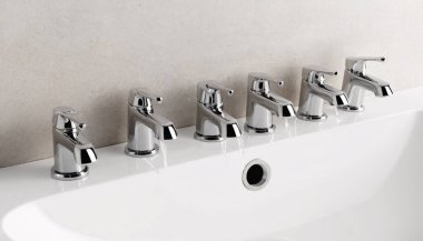 Beyaz Lavabodaki Krom Banyo Muslukları