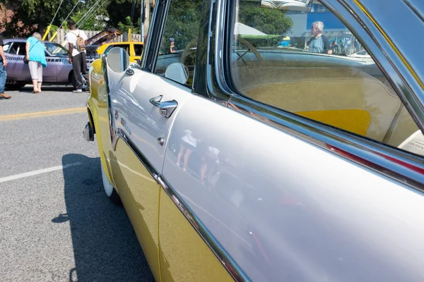 Торонто Онтаріо Канадалюди Переглядають Старі Класичні Автомобілі Колесах Автосалоні Торонто — стокове фото