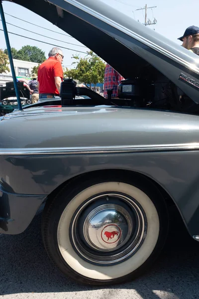 在加拿大多伦多举行的丹福思车展上 人们在车轮前观看老式名车 — 图库照片