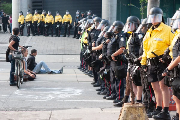Göstericiler Toronto Ontario Kanada Daki G20 Zirvesinde Polisin Önünde Oturuyorlar — Stok fotoğraf