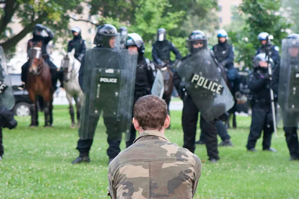 Göstericiler Toronto Ontario Kanada Daki G20 Zirvesinde Polisin Önünde Oturuyorlar — Stok fotoğraf