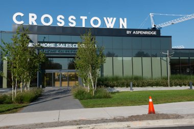 Toronto Ontario Canada Crosstown Toronto Ontario Kanada 'daki Don Mills Yolu' nda yeni ev satış merkezi