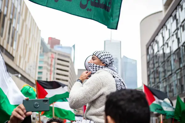 Toronto Ontario Kanada 10 09 2023 Filistin halkı Toronto Ontario Kanada 'da düzenlenen mitingde İsrail' e karşı Gazze 'deki savaşı protesto etti 