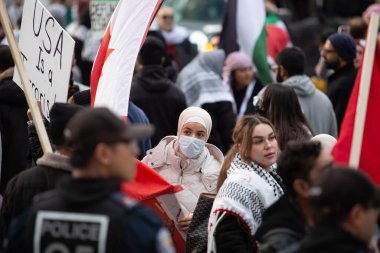 Toronto Ontario Kanada Polisi, Gazze 'deki savaşa karşı Toronto Kanada' da yürüyüş yaparken Filistinli protestocuları durdurmaya çalışıyor