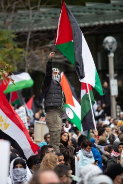Toronto Ontario Canada 10: 21 2023 Toronto Ontario CanadaShake the Ground for Gazze protestosuna karşı Filistin mitinginde protesto