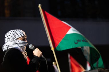 Toronto Ontario Kanada 'da Gazze' deki savaşa karşı düzenlenen Filistin mitinginde mikrofonla konuşan kişi.