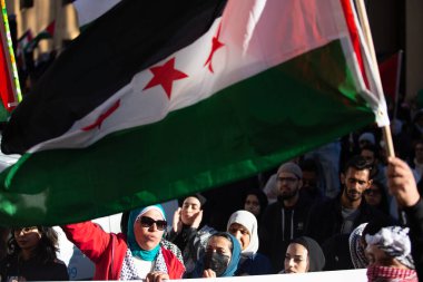 Filistinli kadınlar, Toronto Ontario Kanada 'da Gazze' deki savaşa karşı düzenlenen Filistin mitinginde tezahürat yaptı.