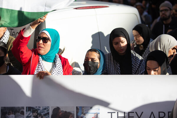 Палестинские женщины смотрят на протест на палестинском митинге против войны в Газе в Торонто Онтарио Канада