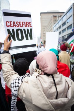 Toronto Ontario Kanadalı Kadın, Ga 'daki savaşa karşı Toronto Kanada' daki Filistin gösterisinde ateşkes ilan etti.