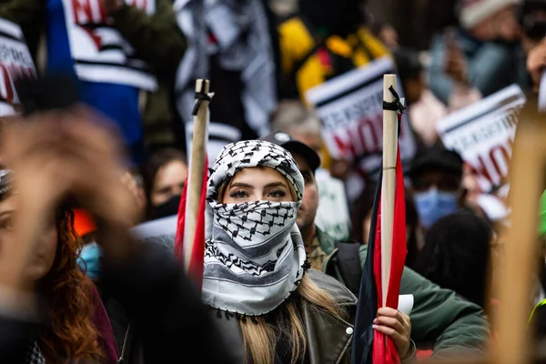 토론토 온타리오 캐나다 팔레스타인 시위에서 사람들의 군중에서 카메라를 Keffiyeh를 가자에서 로열티 프리 스톡 사진