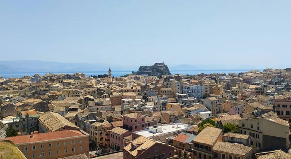 Yunanistan, Korfu, fayanslı evler. Eski şehir Kerkyra ve Paleo Frurio kalesinin manzarası