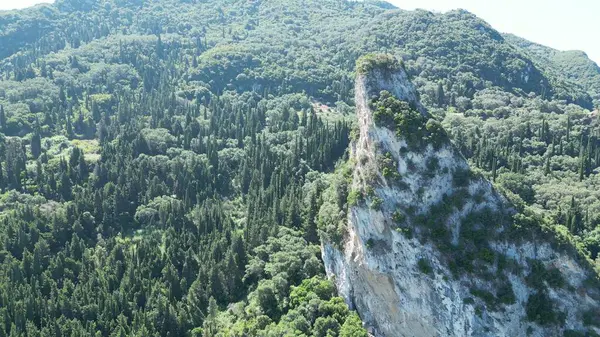 Yunanistan, Korfu, Plaj Agios Georgios, Rock. Corfu Agios Georgios 'ta fantastik bir plajda bulunan bir kayanın inanılmaz manzarası..