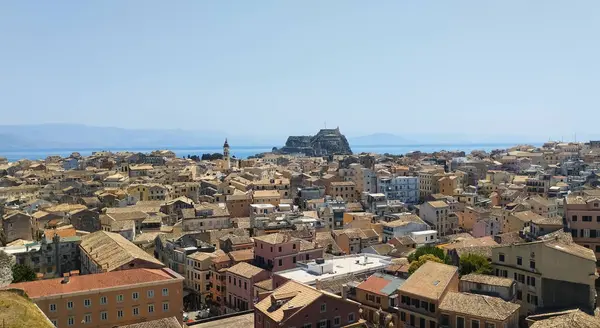 Yunanistan, Korfu, fayanslı evler. Eski şehir Kerkyra ve Paleo Frurio kalesinin manzarası