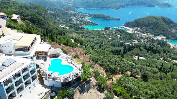Yunanistan, Korfu, 2023 yazı. Paleokastrica sahilinin kuş bakışı manzarası, Korfu 'nun birçok plajına bakan inanılmaz güzel bir yer.