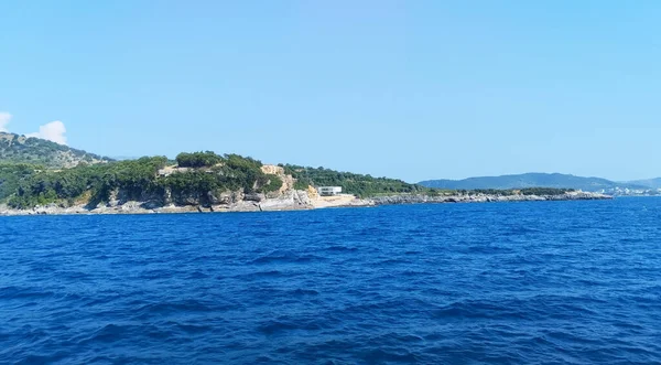 Arnavutluk kıyıları, Temmuz 2023, mavi denizin kıyılarında bir villa, şehir hayatının koşuşturma ve telaşından uzakta, dinlenmek için gerçek bir yer.