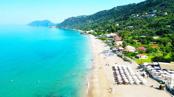 Korfu, Yunanistan, plaj Agios Georgios. Yoğun ormanlarla kaplı dağların inanılmaz manzarası, neredeyse ıssız plaj, turkuaz deniz ve sonsuz mavi gökyüzü..