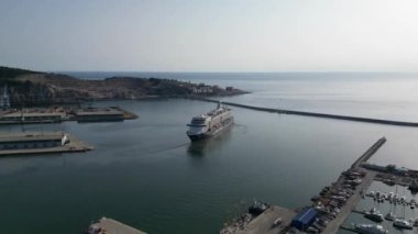 Port Bar, Karadağ yolcu gemisi Main Chiff 5. Büyük bir yolcu gemisinin römorkör yardımı olmadan nasıl döndüğünü gösteren büyüleyici videolar.