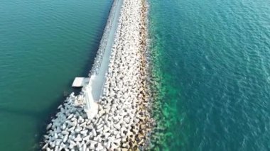 Deniz feneri, bu kelimenin içinde ne kadar çok şey var, geçen gemilere umut veriyor, ayrıca hayattan hayal kırıklığına uğramış insanlara umut veriyor.,