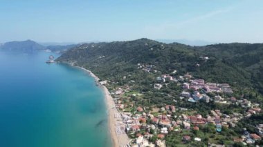 Korfu, Yunanistan, plaj Agios Georgios. Yoğun ormanlarla kaplı dağların inanılmaz manzarası, neredeyse ıssız plaj, turkuaz deniz ve sonsuz mavi gökyüzü..