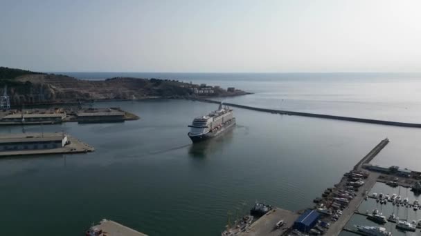 黑山港湾离港游船主航道5号 令人着迷的视频是一艘巨大的客轮在没有拖船帮助的情况下是如何转向的 — 图库视频影像