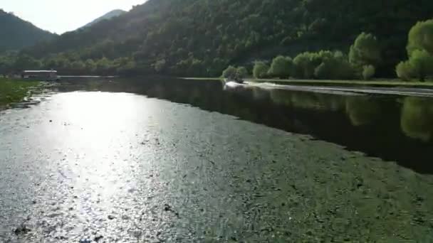 Dron Pronásleduje Motorový Člun Jezera Skadar Řítí Motorový Člun Dron — Stock video