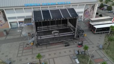 Karadağ 'ın Bar kentinde düzenlenecek konsere sahne hazırlığı,