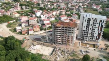 Karadağ 'ın Br kentindeki evin taahhüdü. Atış, çok katlı bir bina inşa etme sürecinin kısa bir kısmını aktaran hiperhız modunda gerçekleşti.