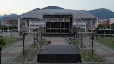 Karadağ 'ın Bar kentinde düzenlenecek konsere sahne hazırlığı,