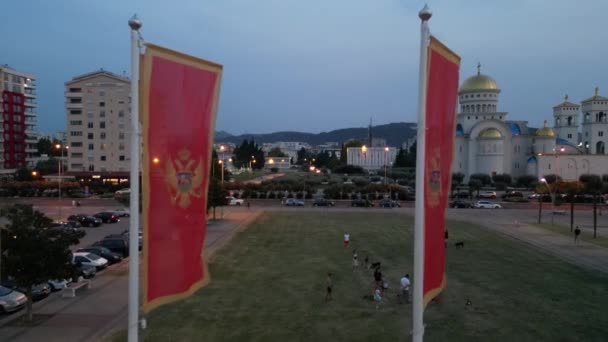 몬테네그로의 2023 항공기는 아름다운 교회의 배경에서 몬테네그로의 깃발과 깃발을 — 비디오