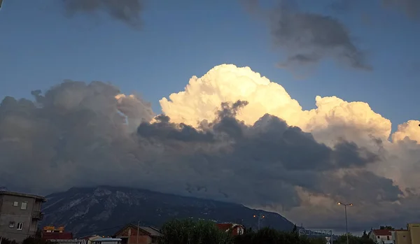 Dağları bulutlar kaplıyor, Karadağ 'ın dağlarının etrafında yağmur bulutları ve sıradan bulutlarla muhteşem bir fotoğraf.