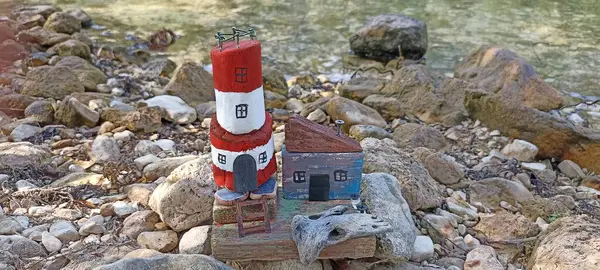 El yapımı ahşap deniz feneri anahtar tutucu, fırtınadan sonra kıyıda bulunan tahta parçalarından yapılır.