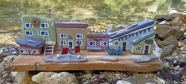 El yapımı ahşap ev, anahtar tutucu fırtınadan sonra kıyıda bulunan tahta parçalarından yapılır.