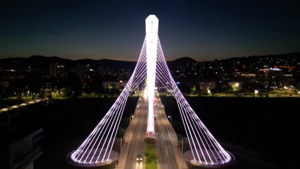Drone Aproximando Ponte Luminosa Fundo Cidade Noturna Capital Montenegro Podgorica — Vídeo de Stock