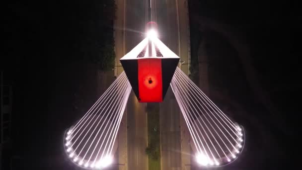 ドローンはポドゴリツァの橋の上を飛んでいる 非常に魅了された動画 — ストック動画