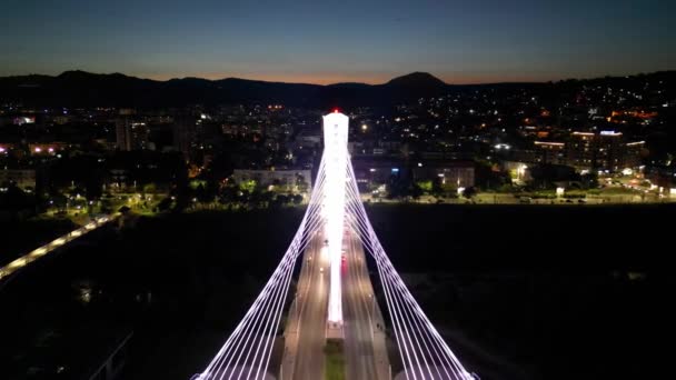 Drone Acercándose Puente Luminoso Fondo Ciudad Nocturna Capital Montenegro Podgorica — Vídeo de stock