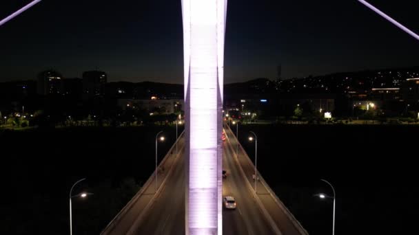 Podgorica Montenegro Nächtliche Beleuchtung Der Brücke Auf Der Autos Fahren — Stockvideo