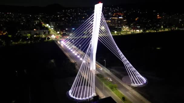 Voo Drone Torno Ponte Luminosa Fundo Cidade Noturna Capital Monten — Vídeo de Stock