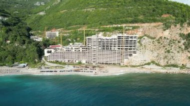 Terk edilmiş otel binası. Karadağ 'da Adriyatik Denizi kıyısında yer alan muazzam bir bina..
