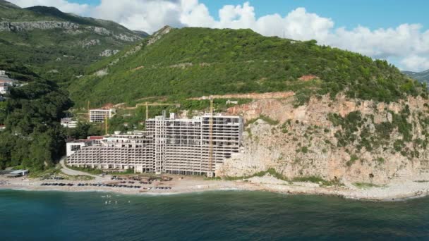 放棄されたホテルの建物 モンテネグロのアドリア海沿岸に立っている巨大な建物 — ストック動画