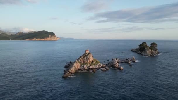 岛上的教堂 无人机接近一个小岛 令人惊奇的海 山的景色 — 图库视频影像