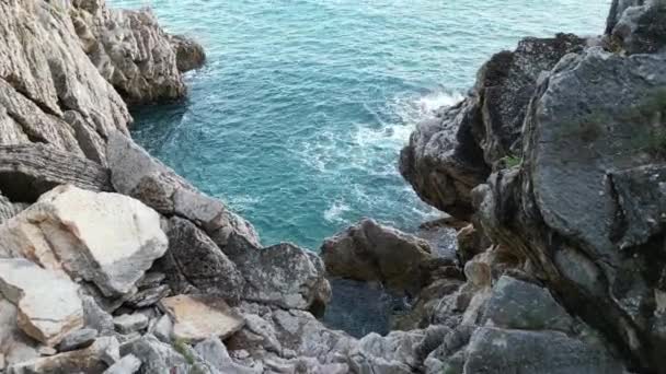 Vertrek Naar Rotsachtige Kust Uniek Uitzicht Smaragdgroene Zee Blauwe Lucht — Stockvideo