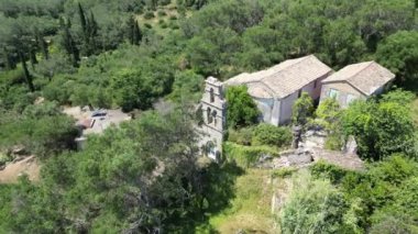 Eski terk edilmiş kilise, Korfu. Yeşil bir ormanda bir tepede ulaşılması zor bir yerde.