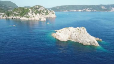 Taş Ada, Korfu, Yunanistan, güzel Paliokastritsa plajına yakın taş ada, büyüleyici açık deniz suyu, aile tatili için en iyi yer.