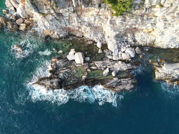 İnsansız hava aracı kayaların üzerinden kalkıyor, dron 'dan inanılmaz fotoğraflar, kayalara çarpan dalgalar.