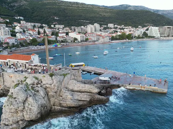 Petrovac Koyu 'na insansız hava aracı yaklaşımı, Petrovac Körfezi' ne insansız hava aracı yaklaşımı, Karadağ 'ın Akdeniz kıyılarında yer alan küçük Petrovac kasabası, deniz, dağlar ve gökyüzünün güzel manzarası..