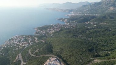 Karadağ 'daki kıyı şeridinin hava manzarası, Karadağ' ın güzel kıyılarının kuş bakışı manzaralı insansız hava aracı ile yapılan nefes kesici bir video.