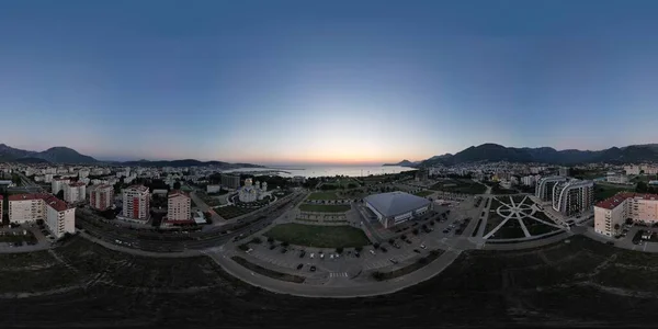 Fotoğraf panorama formatında çekildi, 360 derecelik açıyı yakalıyor, çok etkileyici, dağların ve denizin en iyi manzarası