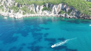 Yunanistan, Korfu, Yaz 2023, her biri Rovinia, büyüleyici deniz manzarası ve Rovinia Sahili, sık ormanlarla kaplı dağlar, derin mavi deniz suyu ve mavi gökyüzü